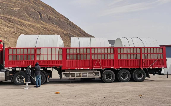 民乐塑料桶装车完毕准备运输中