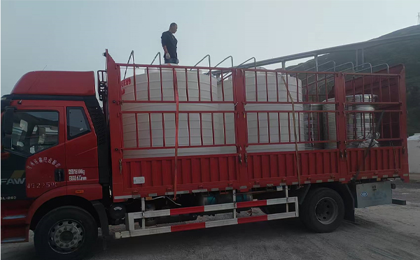 民乐立式运输桶安排发货现场